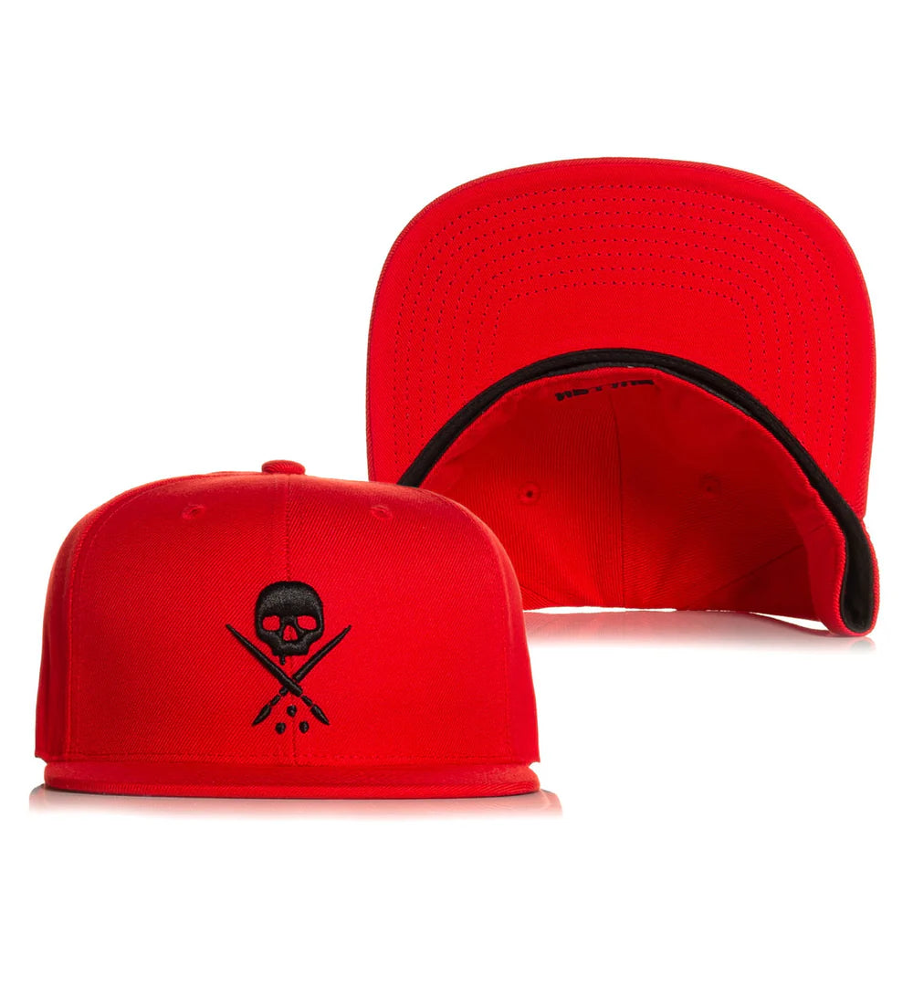 BADGE FITTED HAT SCARLET