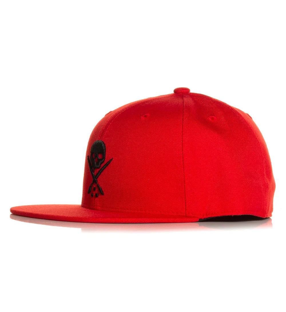 BADGE FITTED HAT SCARLET