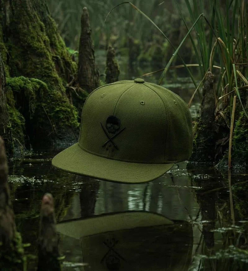 BADGE FITTED HAT DARK MARSH