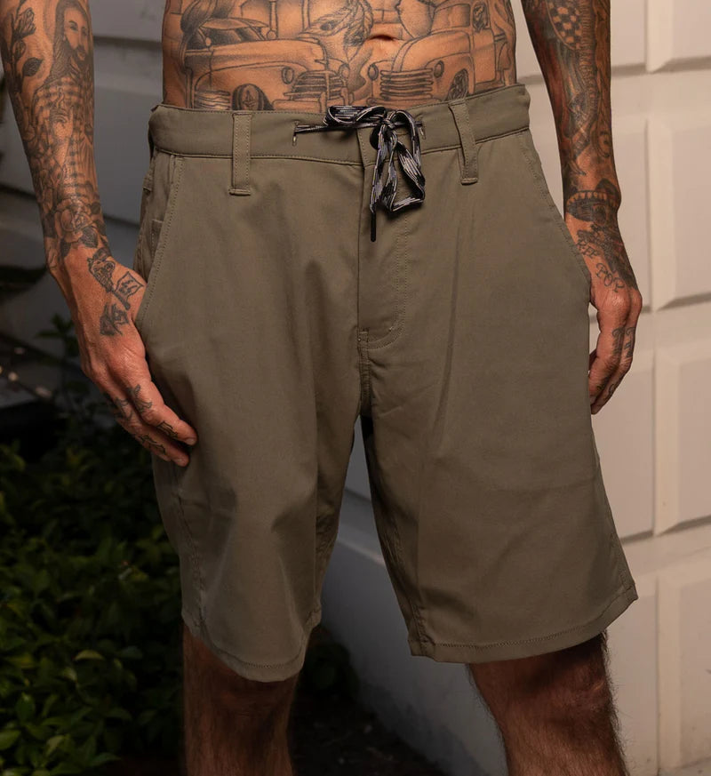 VERANO HYBRID WALKSHORTS - DUSTY OLIVE